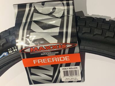 MAXXIS Holy Roller 24 x 2.40 60 TPI Wire Single Compound Tyre click to zoom image